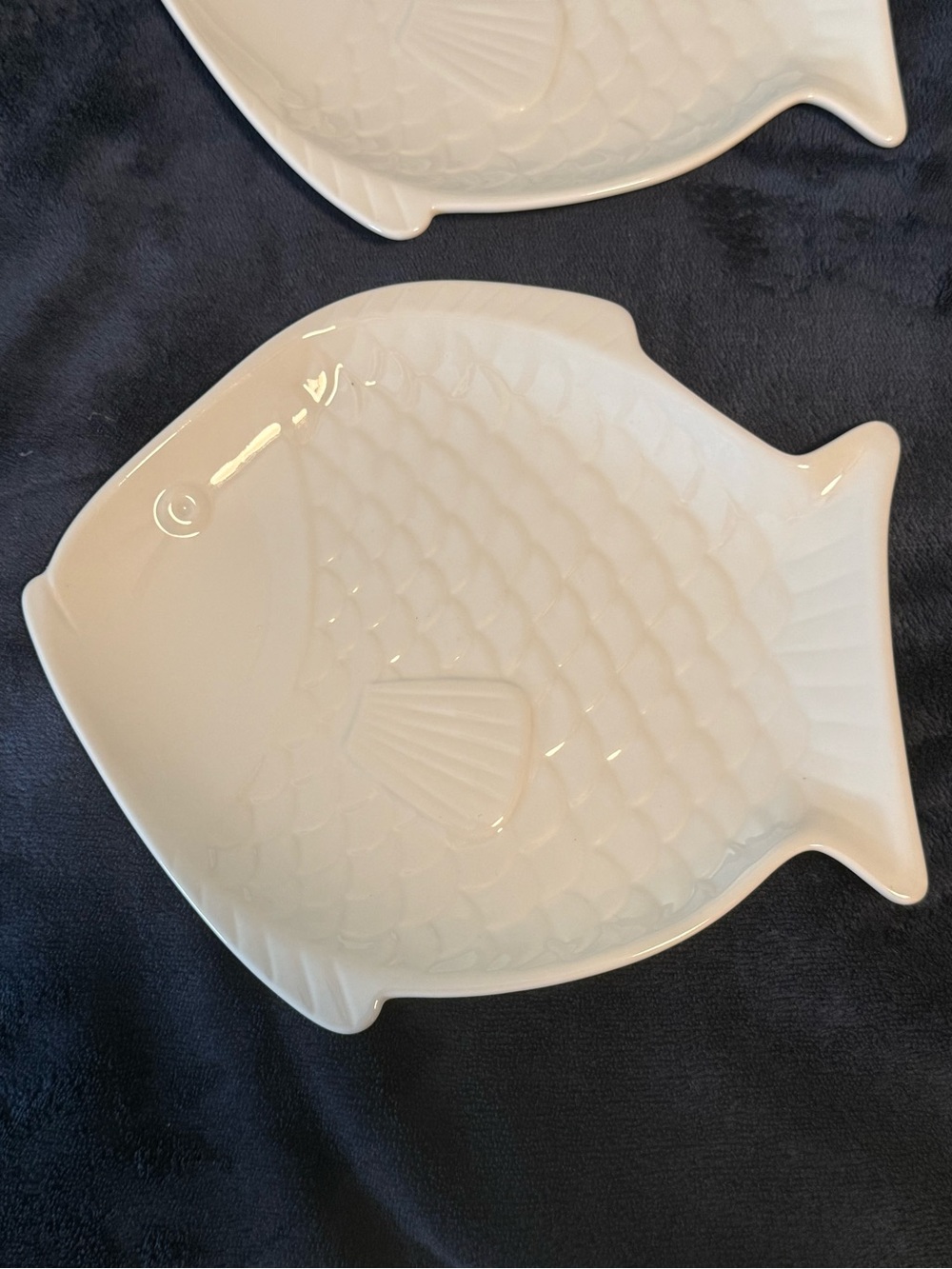 2 - White Fish-Shaped ceramic dinner plates. - Picture 4 of 4
